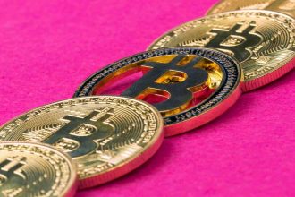 Bitcoins empilhados com fundo rosa Méliuz aprova redução de capital de R$ 160 milhões para compor reserva financeira