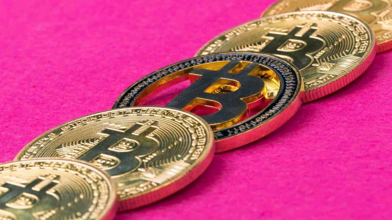 Bitcoins empilhados com fundo rosa Méliuz aprova redução de capital de R$ 160 milhões para compor reserva financeira