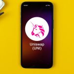 Celular com símbolo da Uniswap UNI Brasileiro que comprou Uniswap no Mercado Pago tem R$ 2,7 milhões bloqueados após tentar vender na alta