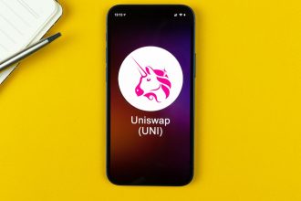 Celular com símbolo da Uniswap UNI Brasileiro que comprou Uniswap no Mercado Pago tem R$ 2,7 milhões bloqueados após tentar vender na alta