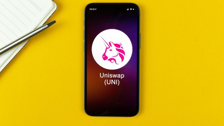 Celular com símbolo da Uniswap UNI Brasileiro que comprou Uniswap no Mercado Pago tem R$ 2,7 milhões bloqueados após tentar vender na alta
