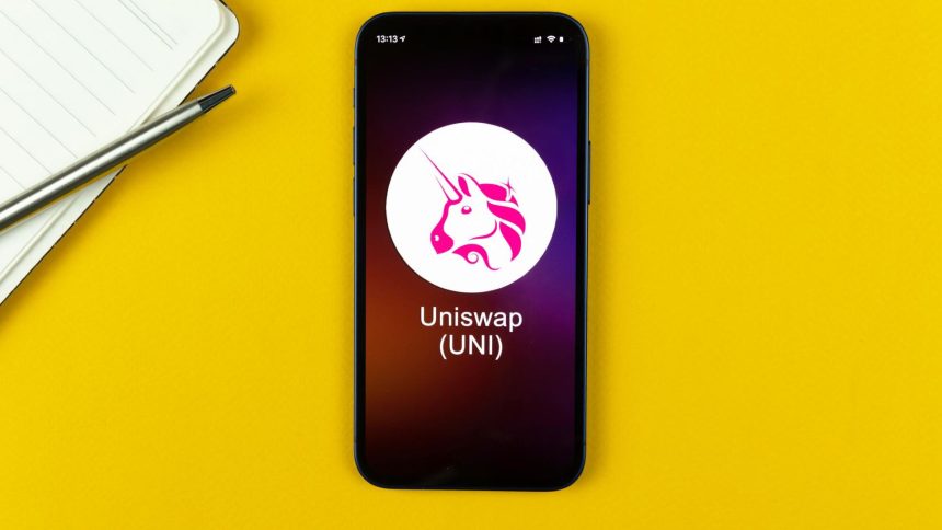 Celular com símbolo da Uniswap UNI Brasileiro que comprou Uniswap no Mercado Pago tem R$ 2,7 milhões bloqueados após tentar vender na alta