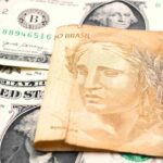 Dolar e Real Brasileiro Dólar em queda em 2026: Anbima explica se ainda vale investir em fundos cambiais
