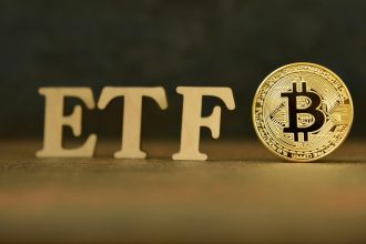 ETF com símbolo do bitcoin ao lado