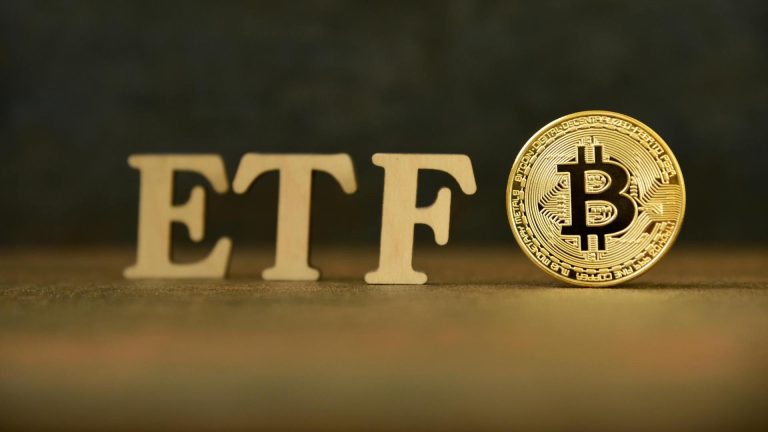 ETF com símbolo do bitcoin ao lado