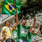 Flávio Bolsonaro, Nikolas Ferreira e Lucas Pavanatto em ato na Paulista, em São Paulo