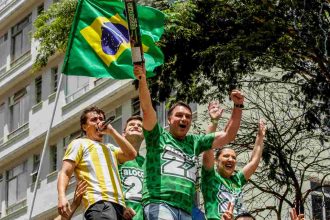 Flávio Bolsonaro, Nikolas Ferreira e Lucas Pavanatto em ato na Paulista, em São Paulo