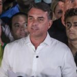 Flávio Bolsonaro após perder eleições falou com imprensa Ministro do TSE usa caso de criptomoedas em propaganda eleitoral para enquadrar Flávio Bolsonaro, Nikolas Ferreira, Pablo Marçal e redes Meta e X com multas de até R$ 500 mil