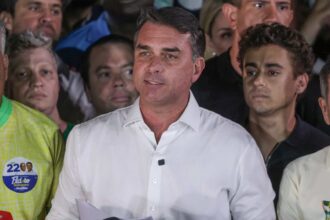 Flávio Bolsonaro após perder eleições falou com imprensa Ministro do TSE usa caso de criptomoedas em propaganda eleitoral para enquadrar Flávio Bolsonaro, Nikolas Ferreira, Pablo Marçal e redes Meta e X com multas de até R$ 500 mil