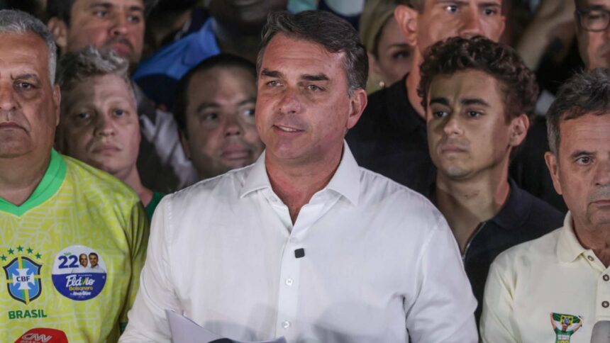 Flávio Bolsonaro após perder eleições falou com imprensa Ministro do TSE usa caso de criptomoedas em propaganda eleitoral para enquadrar Flávio Bolsonaro, Nikolas Ferreira, Pablo Marçal e redes Meta e X com multas de até R$ 500 mil