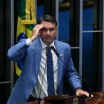 Flávio Bolsonaro em plenário do Senado