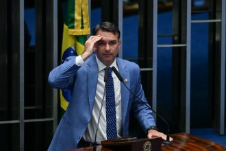 Flávio Bolsonaro em plenário do Senado