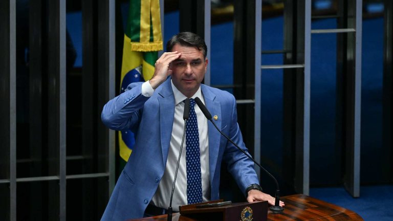 Flávio Bolsonaro em plenário do Senado