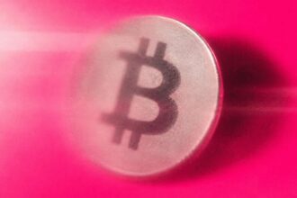 Cartão de criptomoedas Oobit vai encerrar contas de brasileiros e dá uma semana de prazo para saques, um dia após anunciar expansão internacional