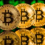 Fundo de matrix com bitcoins em destaque