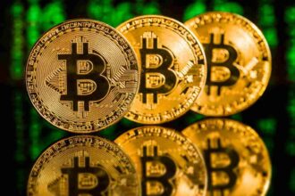 Fundo de matrix com bitcoins em destaque