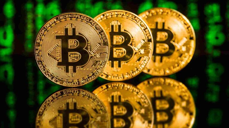 Fundo de matrix com bitcoins em destaque