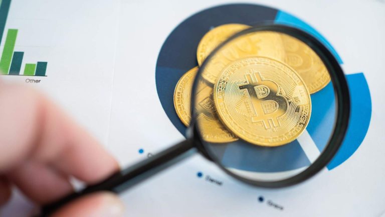 Gráfico com bitcoin em foco Banco Central exige notificação sobre movimentação de criptomoedas em autocustódia com nova resolução