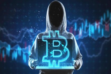 Hacker com tela de bitcoin em holograma