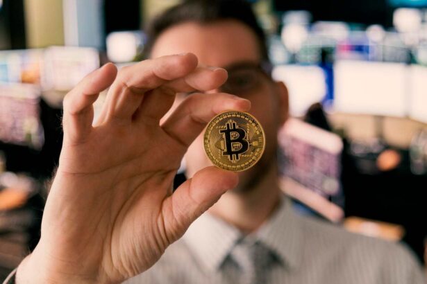 Homem analisando bitcoin com gráficos ao fundo