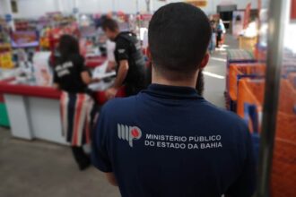 Homem com uniforme do Ministério Público da Bahia