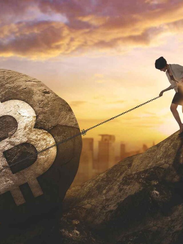 Homem e mulher tentando segurar pedra de bitcoin em montanha Ripio, Mercado Bitcoin e outras corretoras pedem registro no Banco Central antes do prazo final no dia 30 de outubro