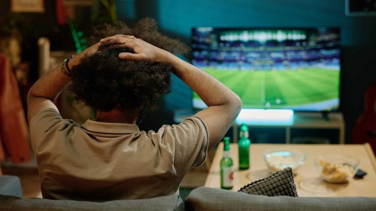 Homem em frente a TV desanimado e triste Fim das bets contextualiza como vício em jogos é questão de saúde pública