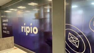 Imagem de banner da Ripio em parede
