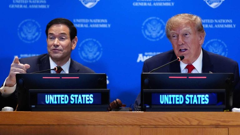 Marco Rubio ao lado de Donald Trump EUA rastreamento de bitcoin e criptomoedas