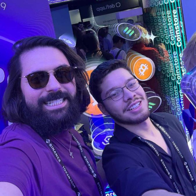 Marco Vinicius Castellari e Jorge de Almeida Alves em viagem (Foto/X) Brasil Bitcoin