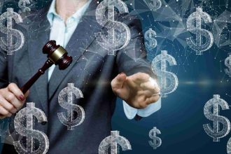 Martelo da justiça próximo de dólares digitais Brasileiro pede que Tether trave valores em carteira de criptomoedas e justiça aceita bloqueio de R$ 300 mil em USDT