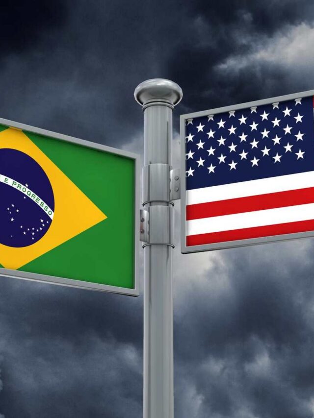Placas de orientação com bandeira do Brasil e dos EUA Após a eleição no Brasil, procura por orientação migratória para os Estados Unidos aumenta 30 vezes