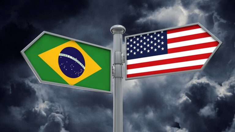 Placas de orientação com bandeira do Brasil e dos EUA Após a eleição no Brasil, procura por orientação migratória para os Estados Unidos aumenta 30 vezes