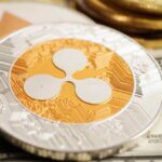 Ripple em destaque com outras criptomoedas e dólar ao fundo
