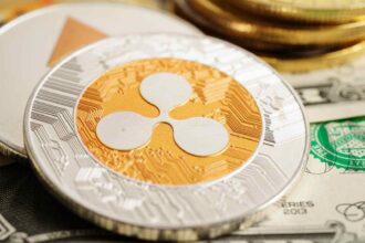 Ripple em destaque com outras criptomoedas e dólar ao fundo