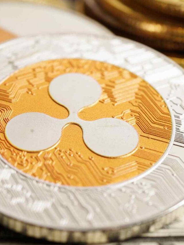 Ripple em destaque com outras criptomoedas e dólar ao fundo