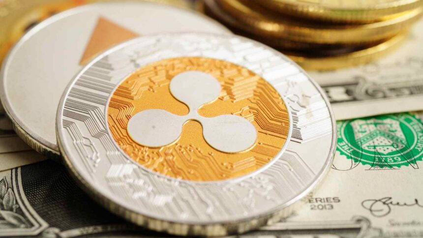 Ripple em destaque com outras criptomoedas e dólar ao fundo