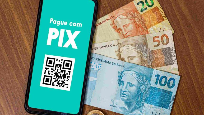 Sistema de pagamento digital do Brasil, o Pix, ao lado de notas do Real brasileiro