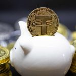 Tether simbólico sobre porquinho de cofre Tether anuncia investimento na EFY Finance para ampliar uso de stablecoins na América Latina
