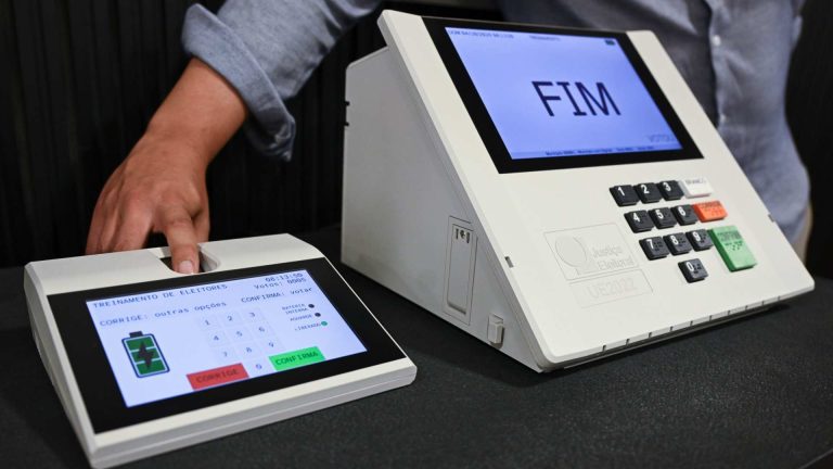 Urna eletrônica do Brasil mostrando a palavra Fim na tela, foto tirada do Museu do Voto Mercado de criptomoedas brasileiro aguarda fim das eleições para saber qual será o novo imposto