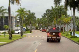 Viatura da PF em Operação BackBone PF mira facção criminosa no Rio de Janeiro com prisões de políticos e familiares de Oruam