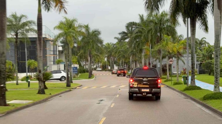 Viatura da PF em Operação BackBone PF mira facção criminosa no Rio de Janeiro com prisões de políticos e familiares de Oruam