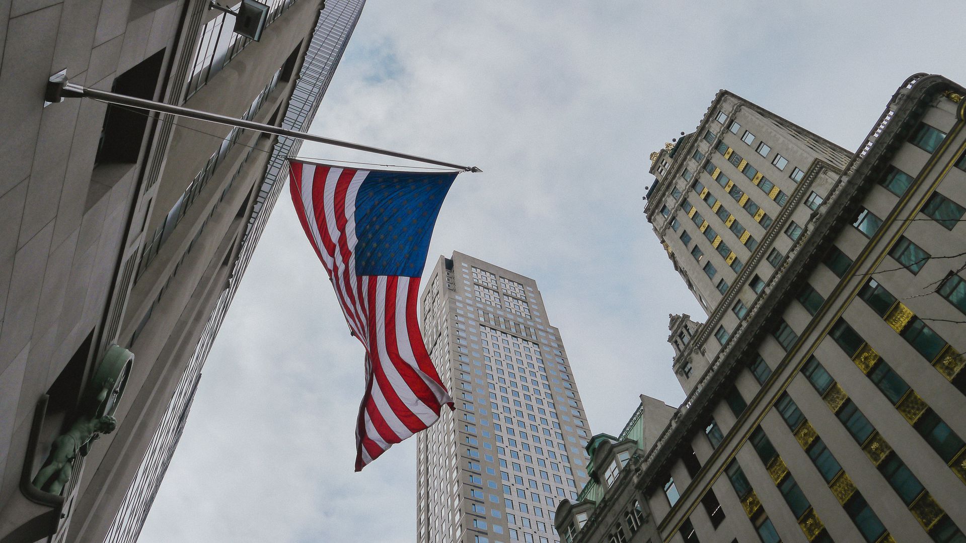 Pesquisa revela que 42% dos americanos preferem abrir contas em bancos que ofereçam criptomoedas
