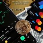 Cartões e moeda de Bitcoin