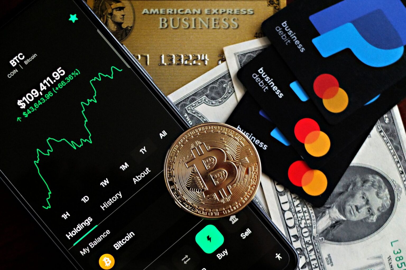 Cartões e moeda de Bitcoin
