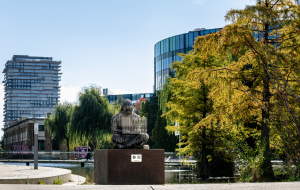Estátua de Satoshi Nakamoto na Áustria
