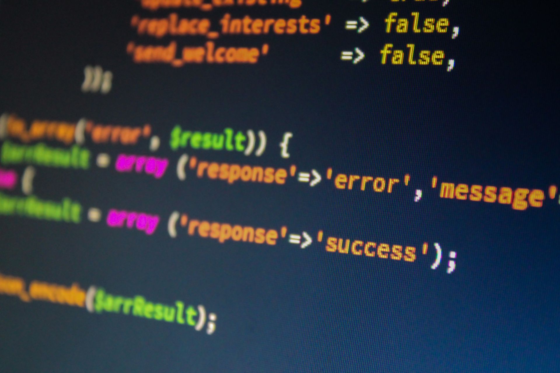 Empresa de segurança encontra 793 projetos cripto usando PHP e recomenda atualização após descoberta de falhas críticas